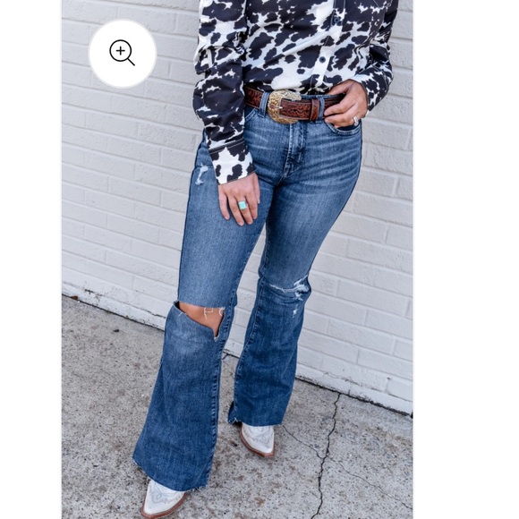 NWT Ariat Distressed Thea Flare Jeans - Picture 7 of 9